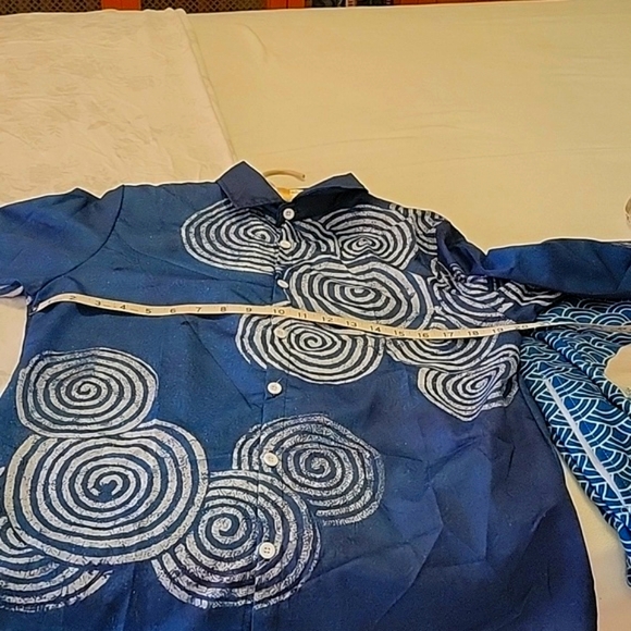 Wearshes blouse. White spiral print on blue background. 20 inches pit to pit - Picture 3 of 3
